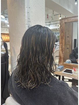 ロストシティ 横浜(LOST CITY) ロング×ゆるめ波巻きスパイラルパーマ×ハイライト