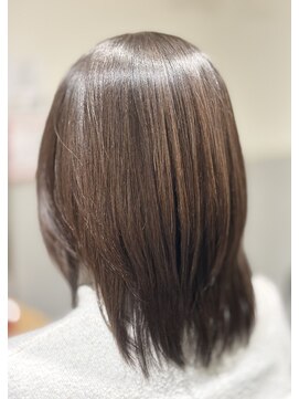 アンジー(Angee) 結んでも下ろしてもキレイに決まる、ウルフカット風ストレート