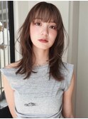 簡単にスタイリングできるレイヤーカットと柔らかくすみベージュ