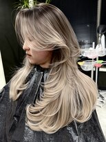 エイチ(H)&nbsp;バレイヤージュ レイヤーカット　外国人風