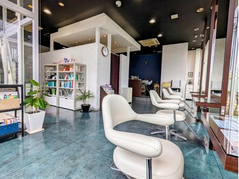 美容室ビーブルーの写真/《大人の隠れ家》洗練されたスタイリッシュな店内で癒しの体験♪最高級トリートメントで心ときめく美髪へ