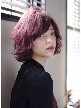 ヘアデザイン ソラ(Sola) ワインレッドピンクデザインカラー×無造作ハネボブ×斜めバング