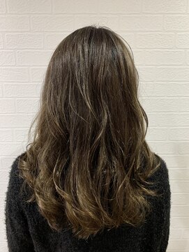 えほん美容室 透明感のあるハイトーンアディクシーカラー♪