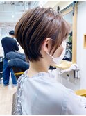 大人ショートボブ、白髪ぼかしハイライト、丸みくびれ【BISA】