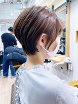 アヴァロン(AVALON) 大人ショートボブ、白髪ぼかしハイライト、丸みくびれ【BISA】