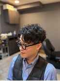 センター分けスパイラルパーマ　フェードスタイル