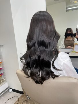 ネウィサリュー 立川(newi saLyu) 韓国風くびれアッシュブラックロングレイヤー