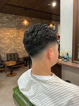 オールマンバーバーショップ 流山おおたかの森(Allman Barbershop) 波巻きスパイラル/リバースセンターパート/流山おおたかの森