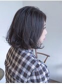 ダークカラーでも透明感を感じるボブスタイル