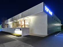 トップヘアーラウンジ 知立(TOP HAIR Lounge)の雰囲気（まるで美術館のような圧倒的スケール。十分の広さの駐車場を完備）