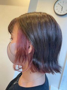 エンレイ(enRei) 暗髪ツヤ髪インナーカラーカシスストロベリー外ハネショートボブ