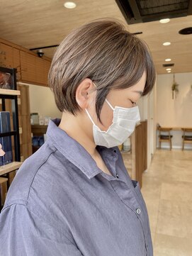 ミューズ バイ ケンジ(MUSE by KENJE) 【　丸みショート　× 白髪ぼかしハイライト　】