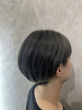 アルバ(Alba) 刈り上げショート×グレーアッシュ