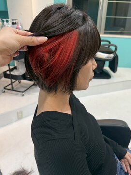 ユー イケブクロ(u Ikebukuro) インナーカラー/レッド/赤/ショートボブ/ボブ/イヤリングカラー