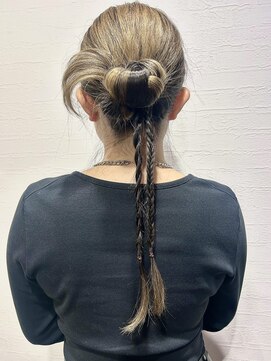 【個性派×モード】タイトお団子×スリム編み込みヘア