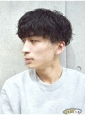 モテる黒髪ツイストスパイラルパーマ無造作ツーブロ流行スーツ