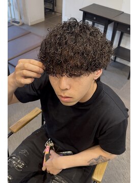 サロン ド ロイ(Salon de Roi) 細かめくるくるのプードルパーマ神戸 ストリートファッション