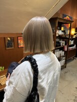 チャプター 問屋町(chapter)&nbsp;ケアブリーチミルクティーベージュカラー切りっぱなしボブ韓国