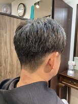 ヒヨシ(HIYOSHI) グレイカラーセンターパートスタイル＜理容室＞