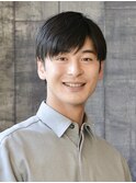 ツーブロック_黒髪_ナチュラルセンターパート
