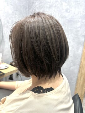 エレノア 越谷(Eleanor) 白髪ぼかし/グレージュ/大人ショートボブ/50代【RIE】