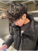 スペインカールスパイキーショートブルーブラックフェザーパーマ