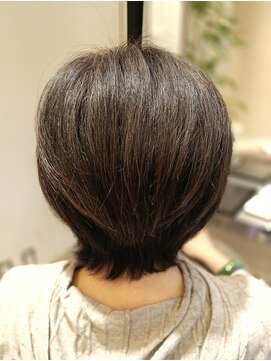 アンベリールフルー(EMBELLIR fleur) ショートレイヤーカットスタイル50代