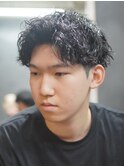 センターパートツイストスパイラルパーマ刈り上げメンズパーマ