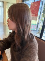 テン(TEN)&nbsp;大人の余裕と可愛らしさが同居する多面的な魅力のロング