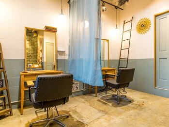 エルア(elua)の写真/【高槻/駐車スペース有/キッズスペース有】２席のみの隠れ家サロン◇落ち着いた居心地の良さが人気の秘密♪