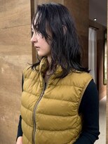 シーン(SCENE)&nbsp;ダークブラウン 暗髪 ニュアンスパーマ 顔周りカット 20代30代