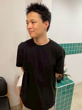 ツーブロック黒髪韓国メンズヘア髪型メンズ