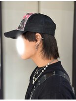 ニルバ(niLva)&nbsp;黒髪ウルフヘア/キャップ被るとこんな感じ