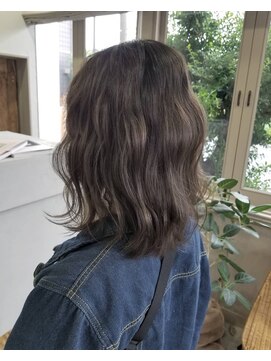 ヴィヴェンテ(VIVENTE.) ふわっとミディアムヘア