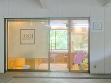 アッシュ(ASH)の雰囲気( 地下一階にお店があります。)