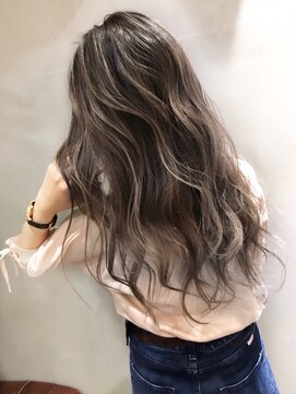 メリー(merry craftsman's factory) 外国人風バレイヤージュ、ハイライトカラーアッシュグレージュ