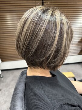 トッカ(tocca) ショートボブ×脱白髪染めハイライト
