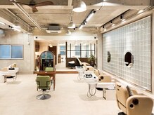 ナージーカフナ(NAJEY cafna)の雰囲気（明るく開放的な店内移動無しでのシャンプーが可能です）