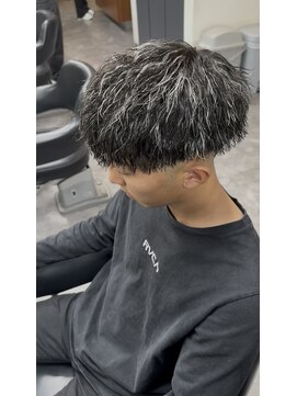 美容室シンプル ウィン(Simple Win) ホワイトメッシュ、ツイストパーマ