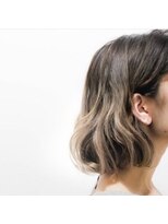 トルネード(TORNADO)&nbsp;外国人風ミニボブ ハイライトバレイヤージュ　白髪ぼかし