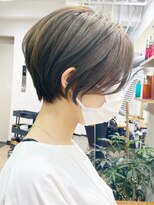 アヴァロン(AVALON) 大人ショートボブ、白髪ぼかしハイライト、丸みくびれ【BISA】