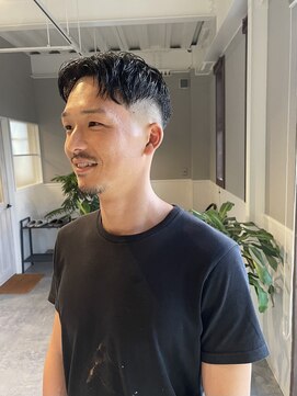 西本整髪 ショートセンターパート　スキンフェード
