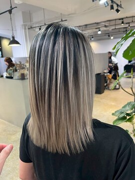 メリー オオサカ(Merly Osaka) contrast gray balayage
