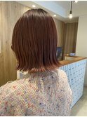 艶々艶感たっぷりの外はねボブ柔らかカシスピンク