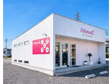 アトムズ(AtomZ)の雰囲気(白い四角の箱にモザイクタイルとピンクのAtomZが目印です。)