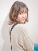 柔らかベージュ×外ハネミックスボブ