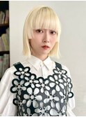 透け感ホワイトブロンド×ミニマルレイヤーボブ