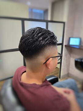 キタセンジュバーバー バイ ティーズ(KITASENJU BARBER by T's) skin fade