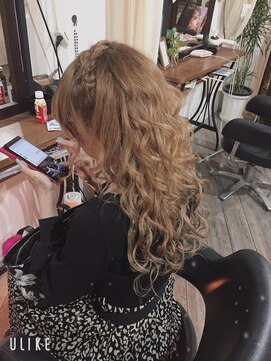 ビューティボックスモンロー(Beauty Box MONROE) 編み込みカチューシャ ハーフアレンジ