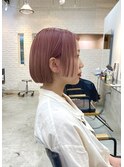 ピンクベージュ×顔まわりぷっつんボブ